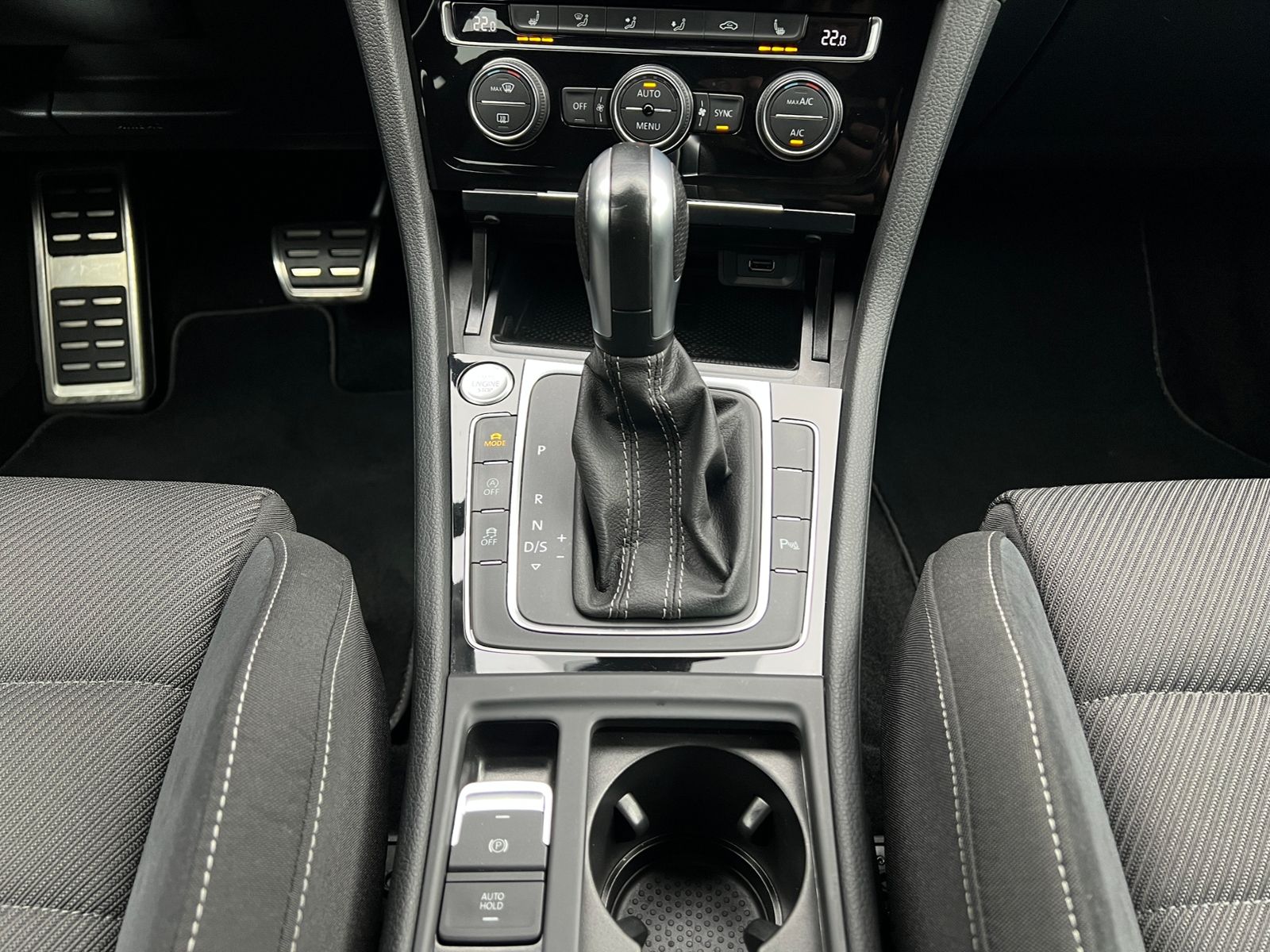 Fahrzeugabbildung Volkswagen Golf VII R 4MOTION 2.0 TSI OPF DSG *Sportauspuff