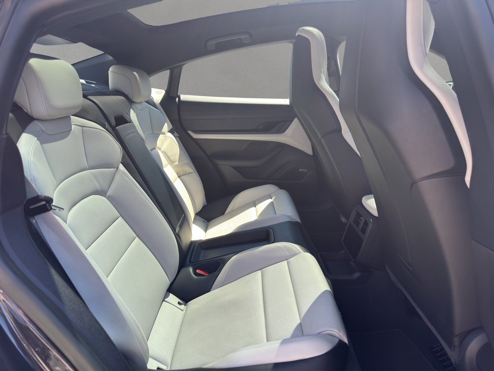 Fahrzeugabbildung Porsche Taycan Plus/SPORT-DESIGN/PASM/PANO/WÄRMEPUMPE/