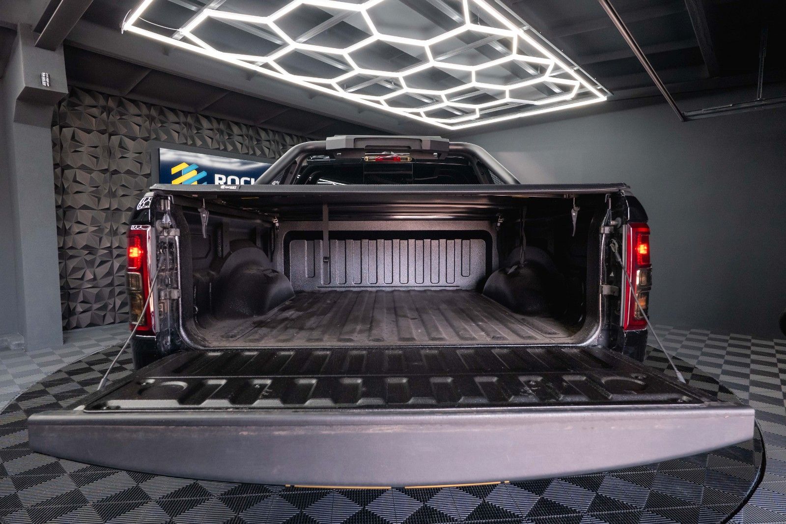 Fahrzeugabbildung Dodge RAM 5.7 V8 HEMI 4x4 OFFROAD Night GOLD EDITION