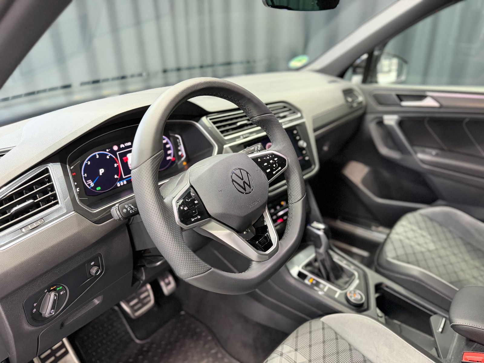 Fahrzeugabbildung Volkswagen Tiguan R-Line 4Motion|PANORAMA|360°-KAMERA|ACC