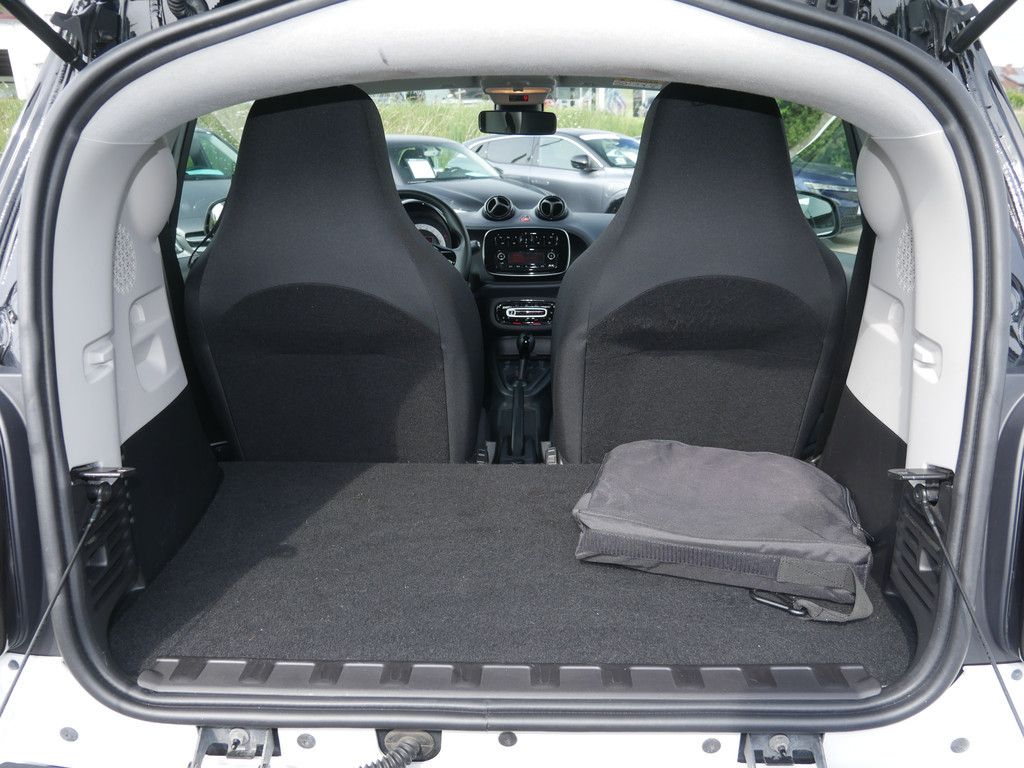 Fahrzeugabbildung Smart fortwo coupe EQ KLIMAAUTOMATIK SITZHEIZUNG