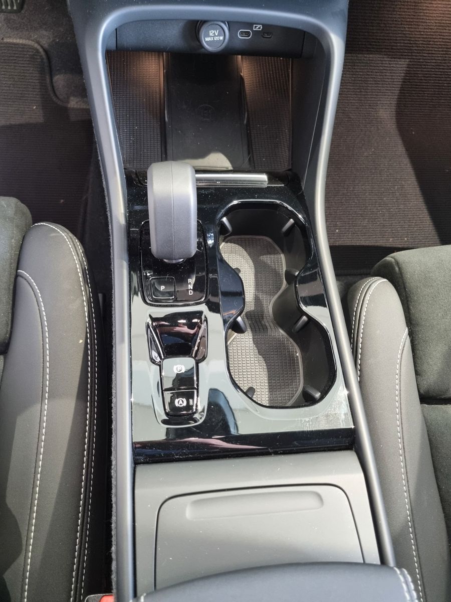 Fahrzeugabbildung Volvo XC40 Plus Dark 2WD Fahrer/Driver-Paket Ganzjahre