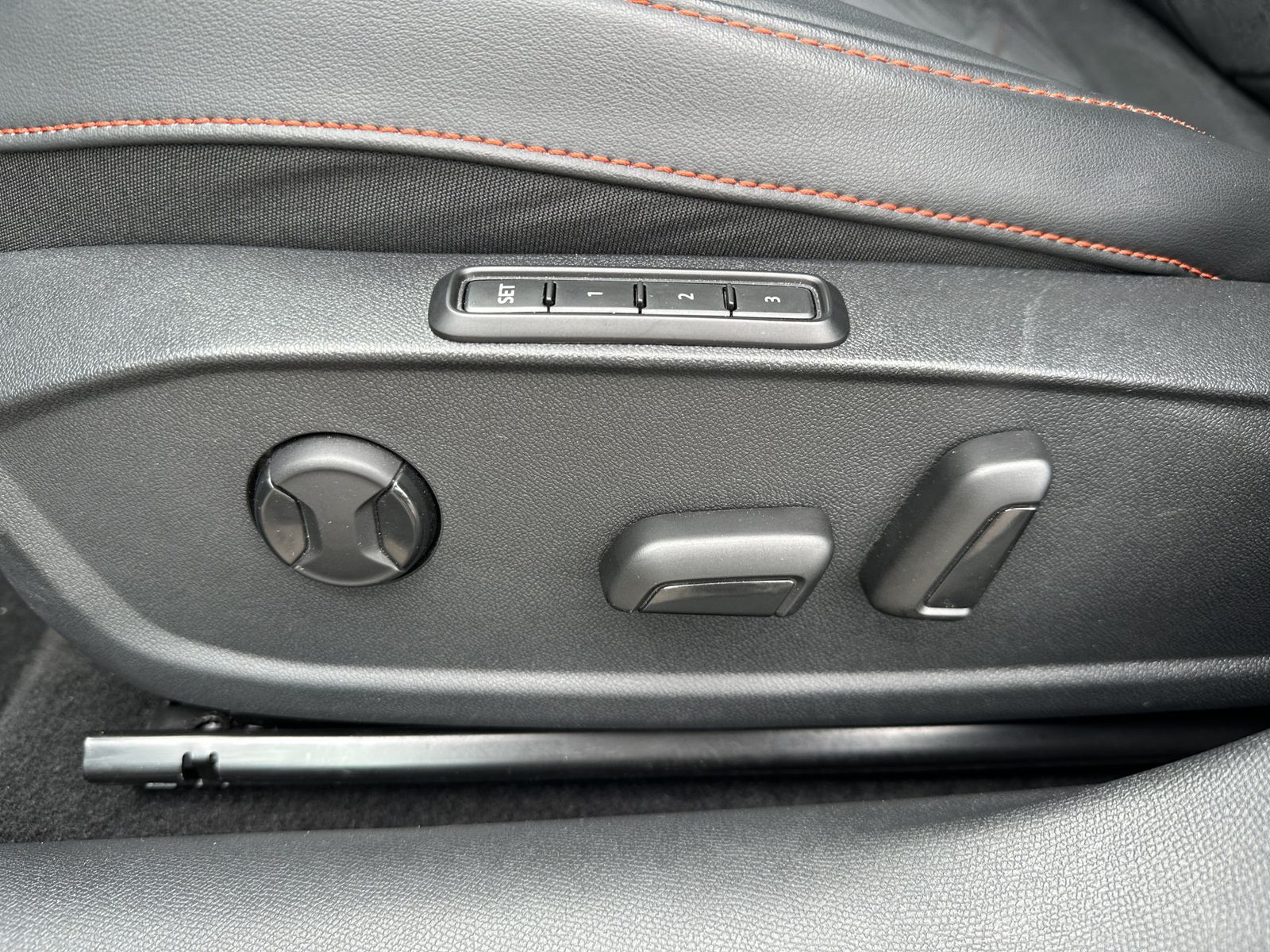 Fahrzeugabbildung SEAT Leon 2.0 TDI FR LED+ACC+SHZ+VCOCKPIT+CARPLAY+PP