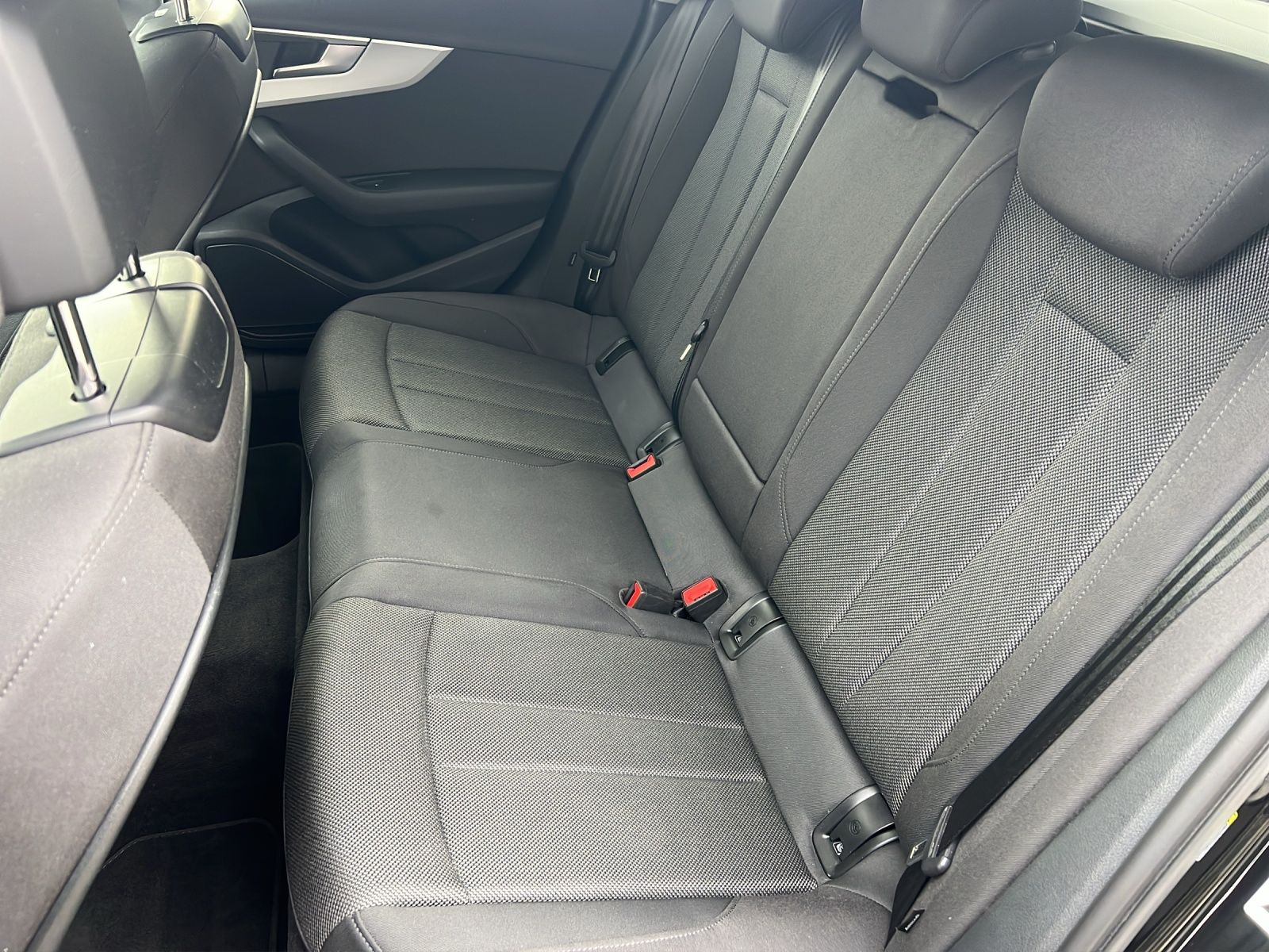 Fahrzeugabbildung Audi A4 Avant 35 TDI S-tronic AHK Navi ACC PDC SH