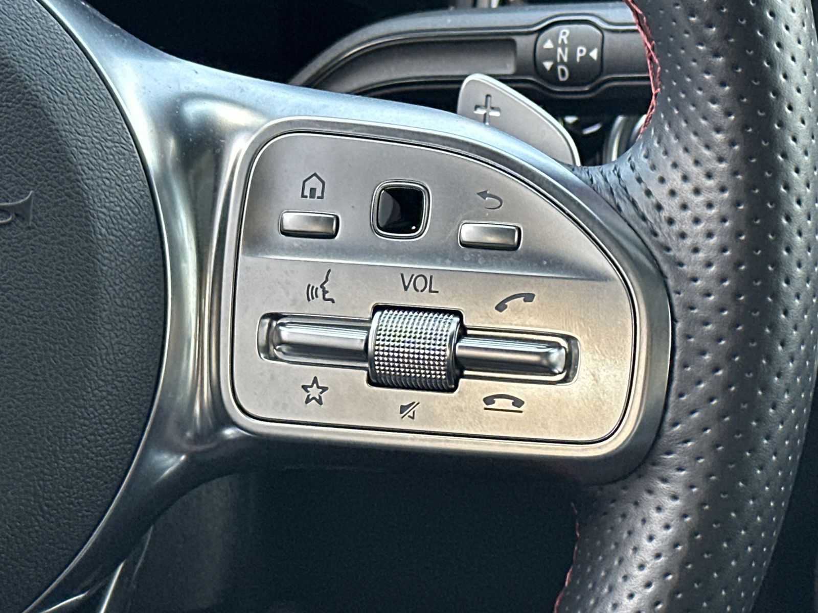 Fahrzeugabbildung Mercedes-Benz GLA 220d AMG Line NAV+MATRIX+KAMERA+PANO