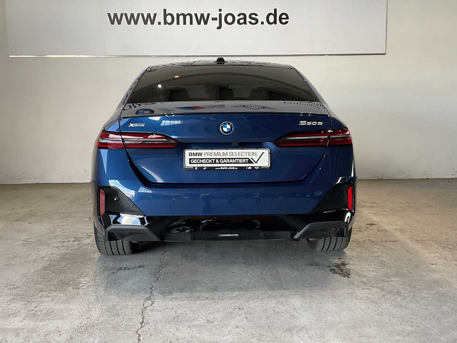 Fahrzeugeinzelansicht 16 Fahrzeugabbildung BMW 550e xDrive Limousine M Sportpaket AHK