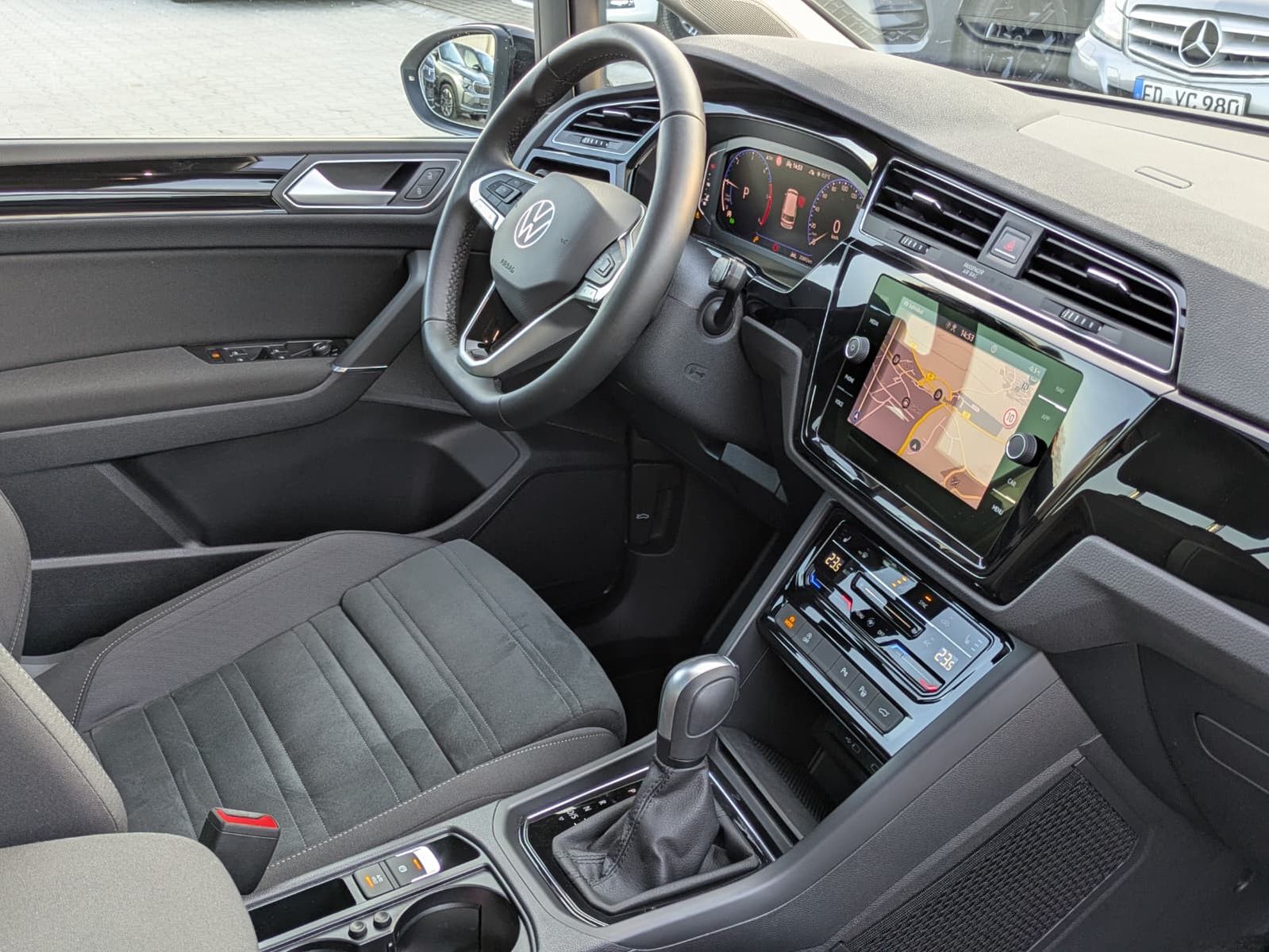 Fahrzeugabbildung Volkswagen Touran 2.0 DSG R-Line High BLACK Pano*7Si*IQ*AHK