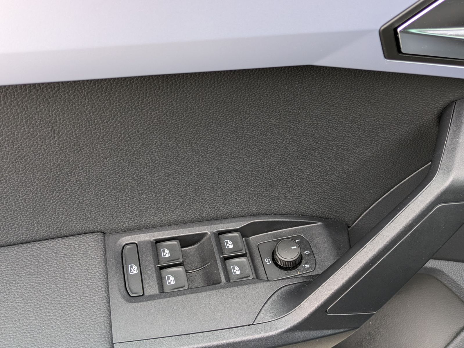 Fahrzeugabbildung SEAT Arona 1.0 TSI FR DSG AHK*ACC*LED*APP*DAB*KAMERA