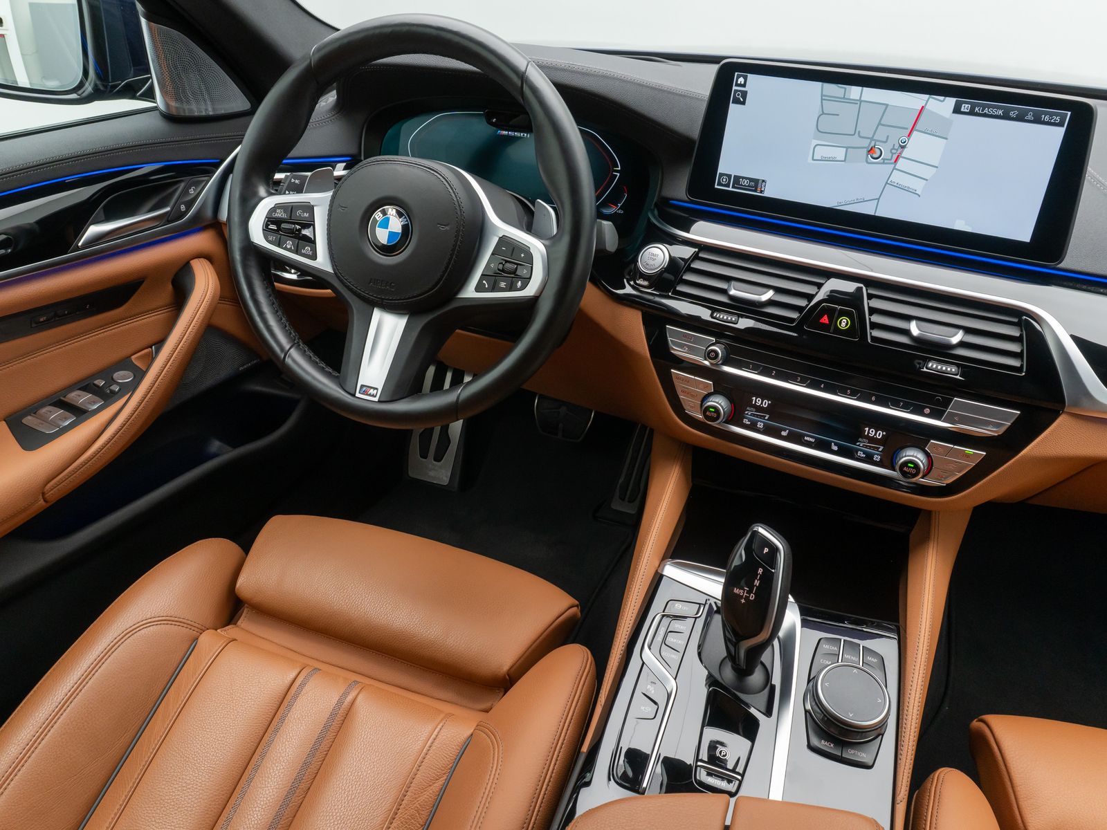 Fahrzeugabbildung BMW M550i xD B&W Laser 360°HUD DAB Komfort 20Zoll