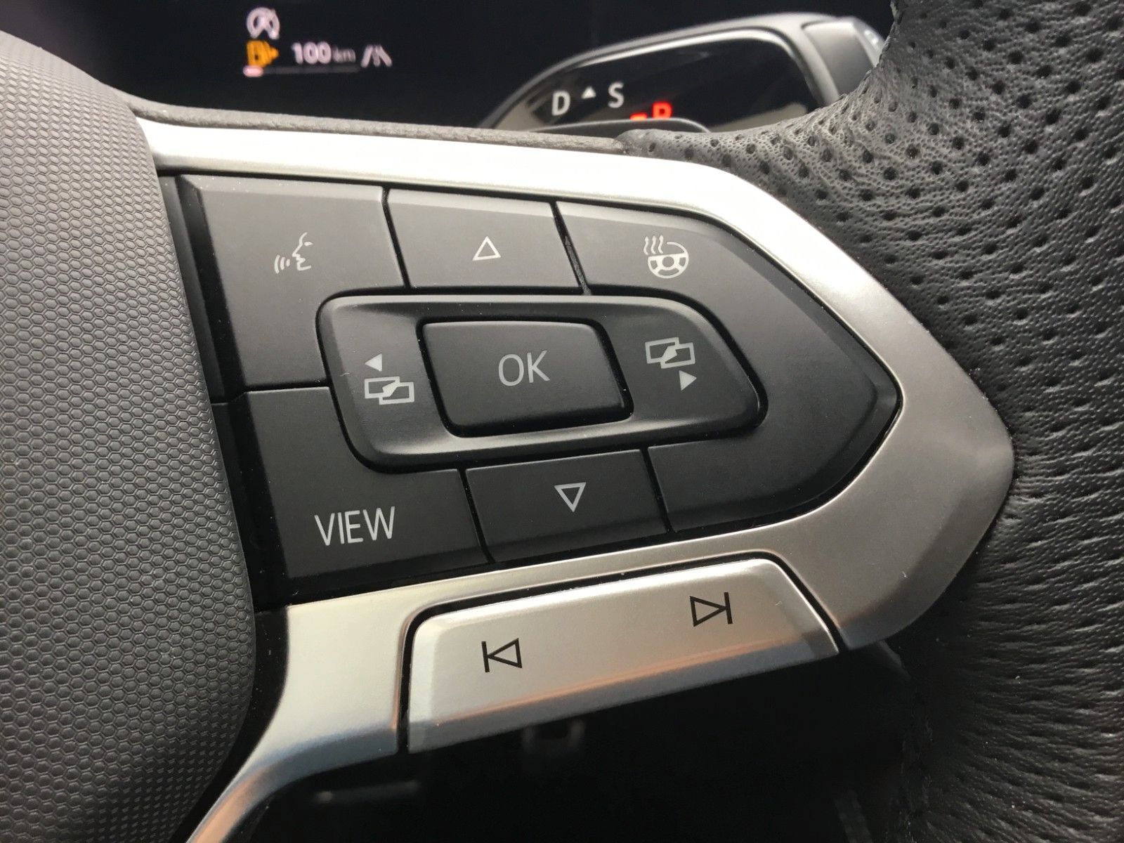 Fahrzeugabbildung Volkswagen Tiguan 2.0 TDI DSG 4M R-Line+AHK+20"+Matrix+Pano