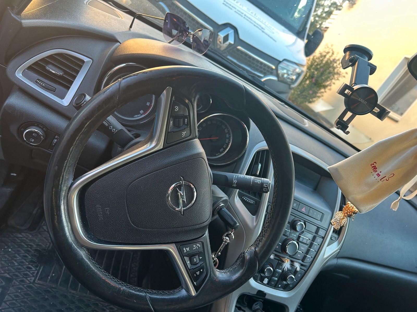 Opel Astra 2012 — rear view