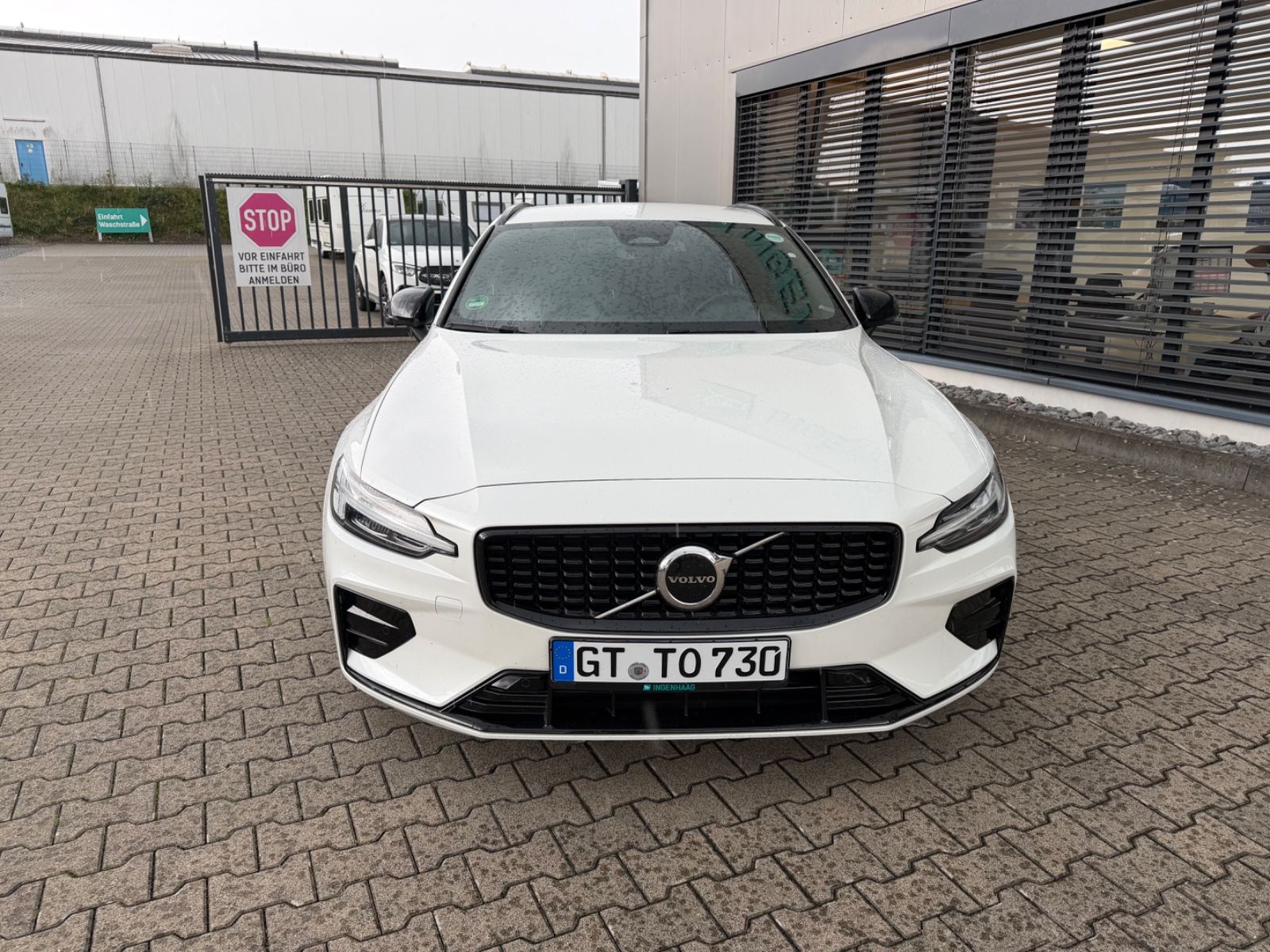 Fahrzeugabbildung Volvo V60 Kombi Plus Dark