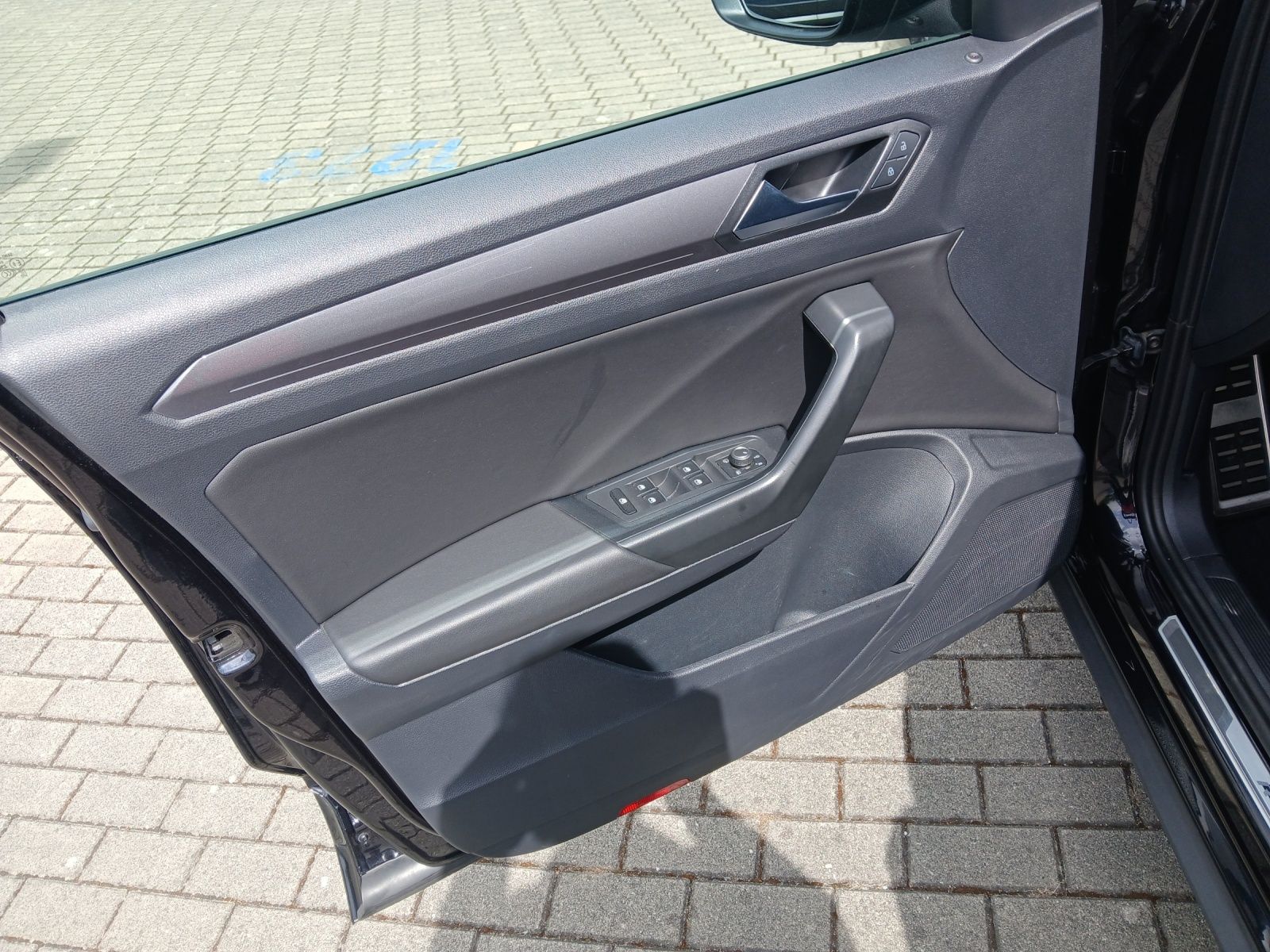 Fahrzeugabbildung Volkswagen T-Roc TSI Sport 4M DSG LED Navi AID ACC RFK SH 1