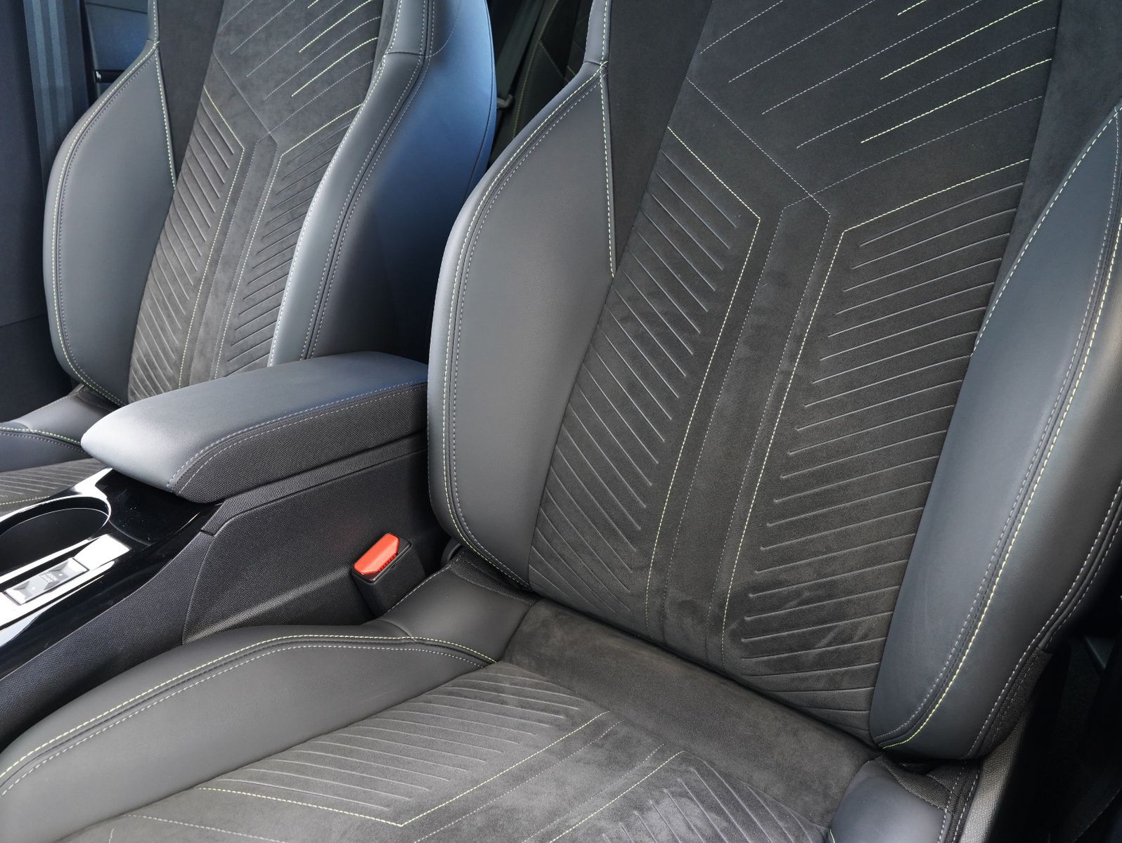 Fahrzeugabbildung Peugeot e-208 GT LED/NAVI/CARPLAY/DAB/11KW/SOH