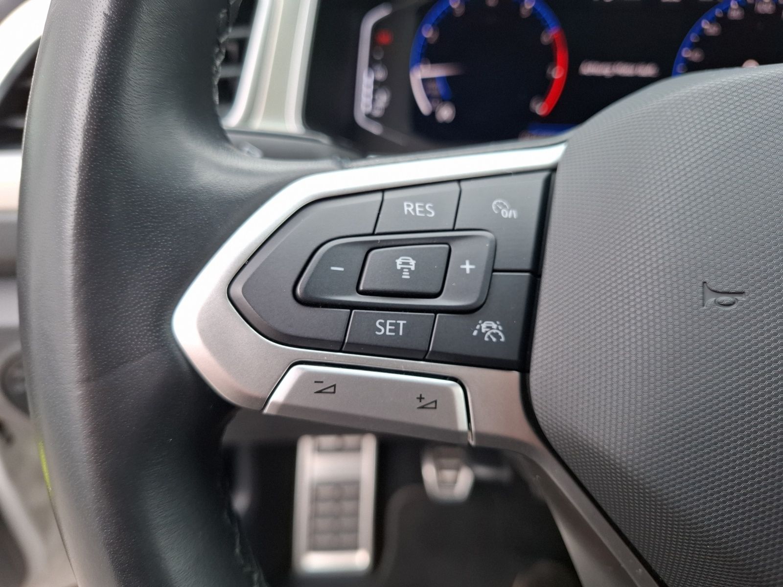 Fahrzeugabbildung Volkswagen T-Roc Move Matrix Navi AID ACC RFK SH LM