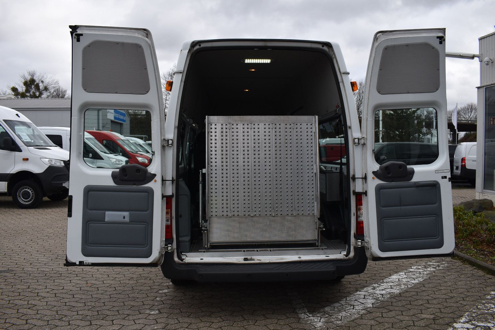 Fahrzeugabbildung Ford Transit Kombi FT 300 L Behindertengerecht *5091