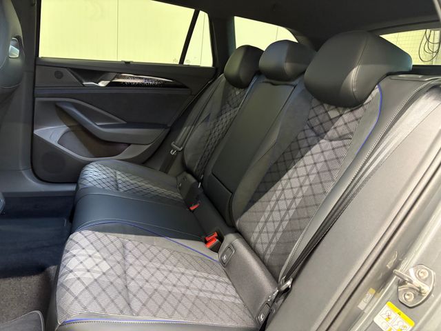 Passat Variant R-line 2.0 TDI DSG AHK RFK LED