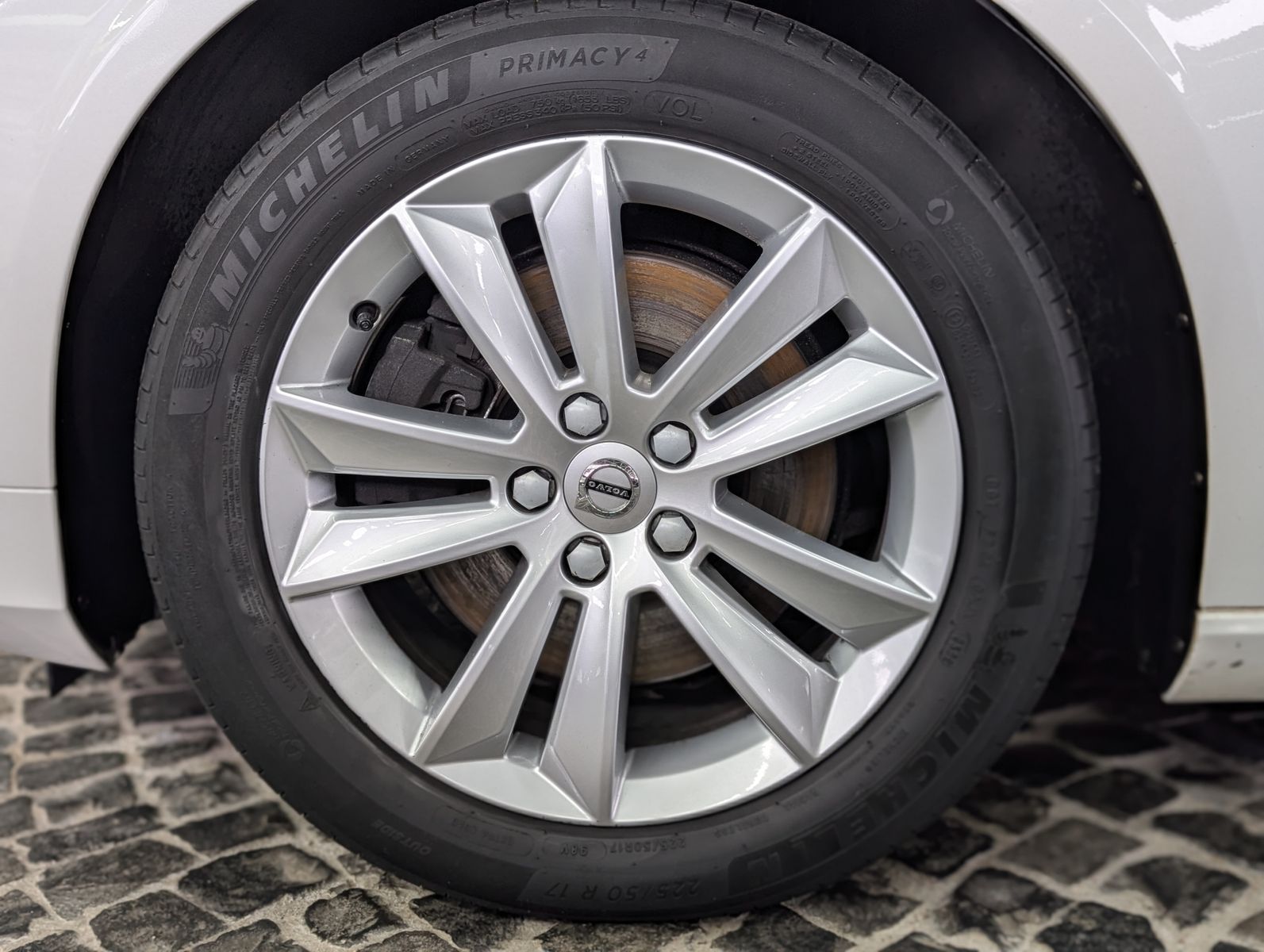 Fahrzeugabbildung Volvo V60 PANO H&K LED APP KAM VIRT 17" AHK-VORB. PERL