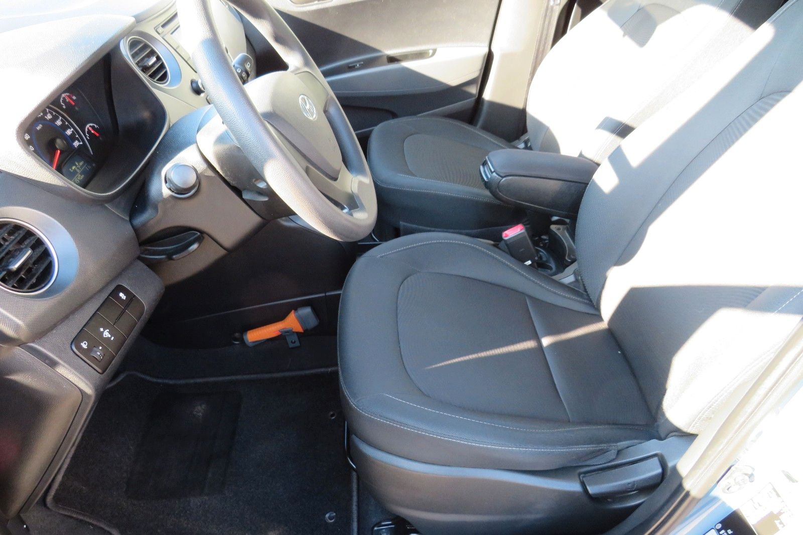 Fahrzeugabbildung Hyundai i10 4-TÜREN KLIMA PDC ALU SCHECKHEFT