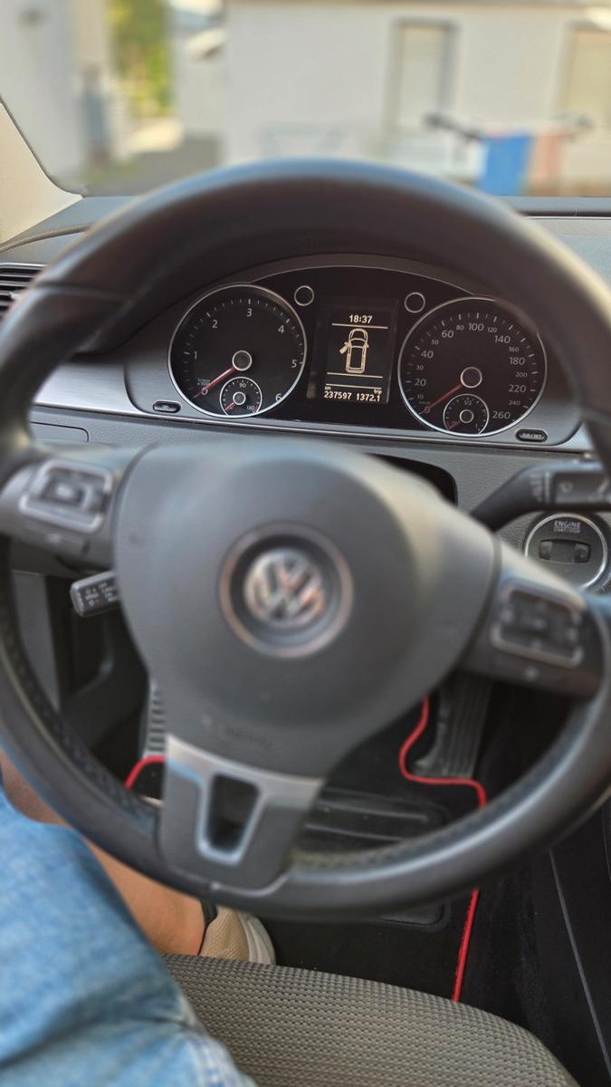 Volkswagen Passat 2012 — interior