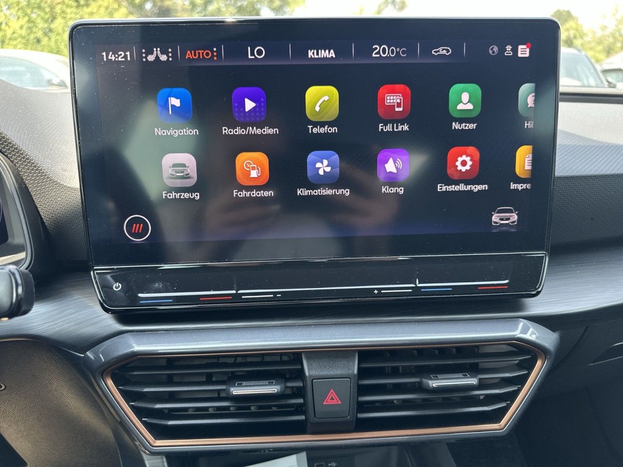 Fahrzeugabbildung CUPRA Leon 2.0TSI 245PS DSG-Navi-MatrixLED-Kamera* - mit KI generiert/bearbeitet