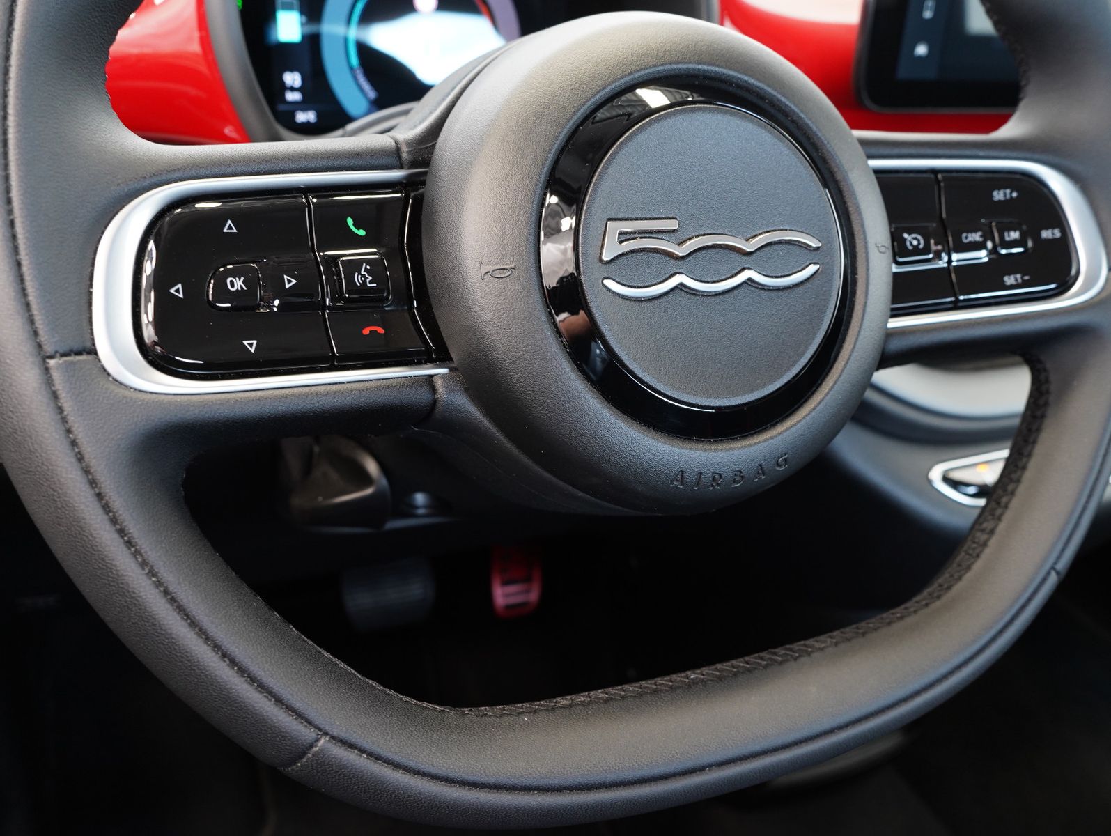 Fahrzeugabbildung Fiat 500e Red 70KW/23,8kWh/DC-LADEN/KAMERA