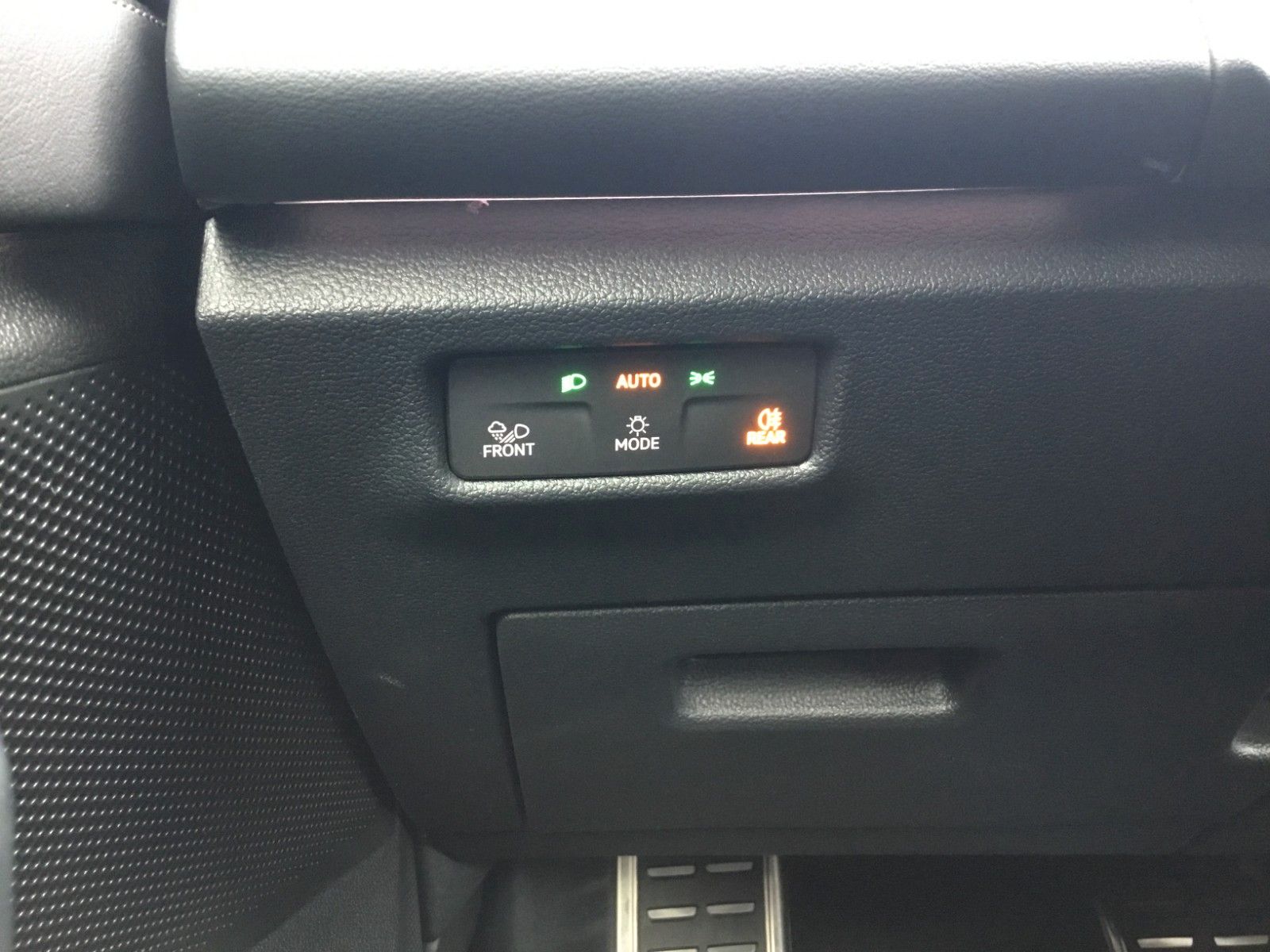Fahrzeugabbildung Volkswagen Tiguan 2.0 TDI DSG 4M R-Line+AHK+20"+Matrix+Pano