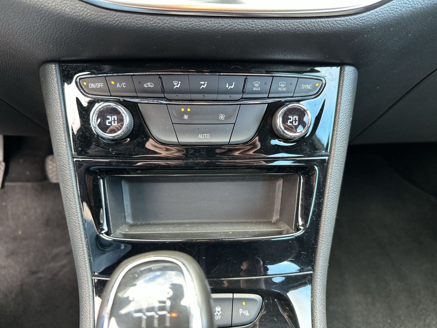 Fahrzeugabbildung Opel Astra Sports Tourer 1.2 KLIMA+ NAVI + PARKSENSOR