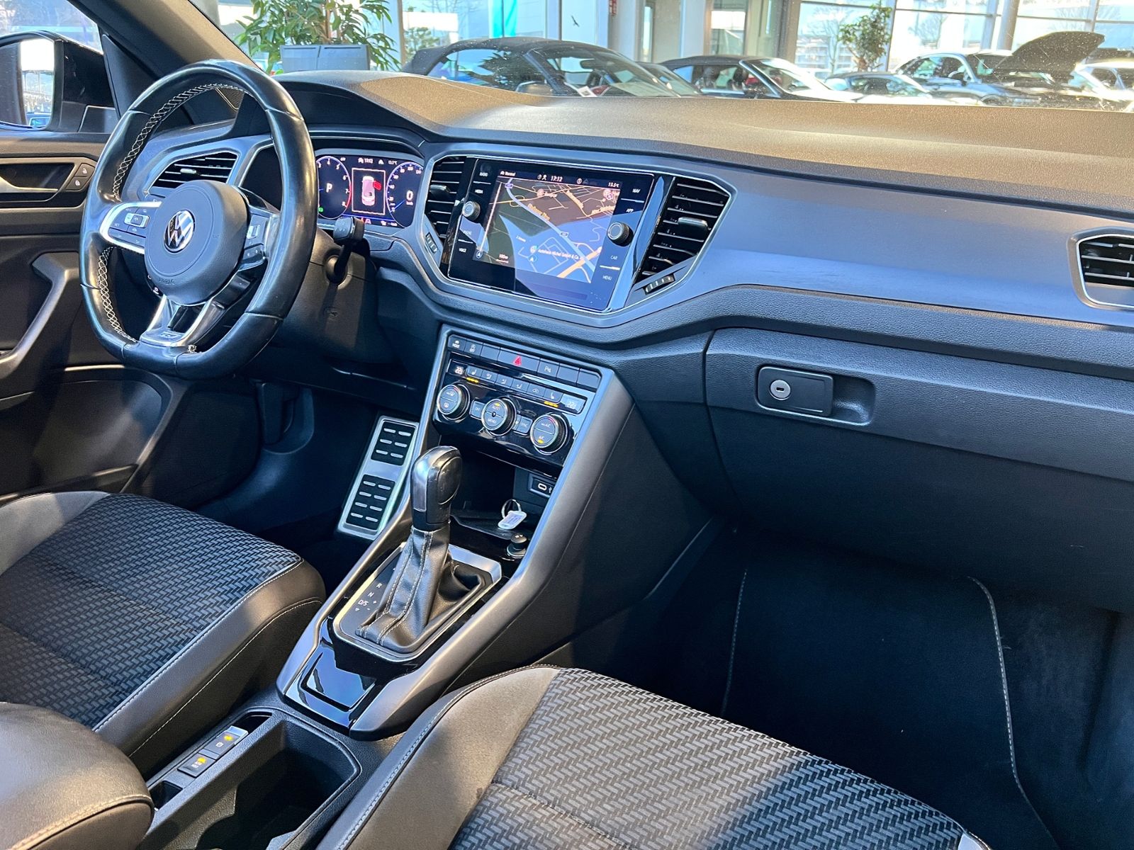 Fahrzeugabbildung Volkswagen T-Roc Cabrio R-Line Black AHK BEATS NAVI SHZ