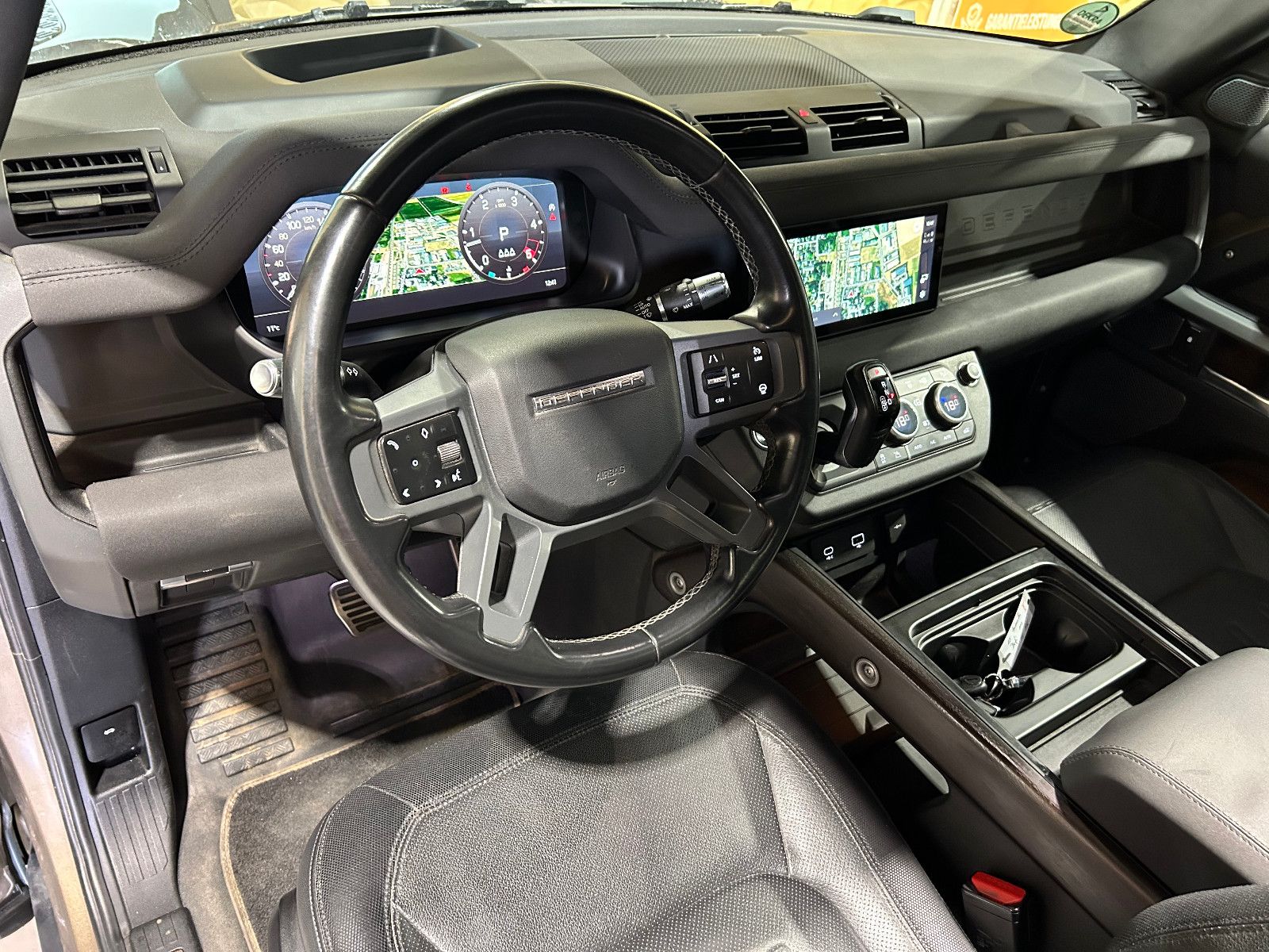 Fahrzeugabbildung Land Rover Defender 110 X-Dynamic S/HEAD-UP/PANO/360°/APPLE