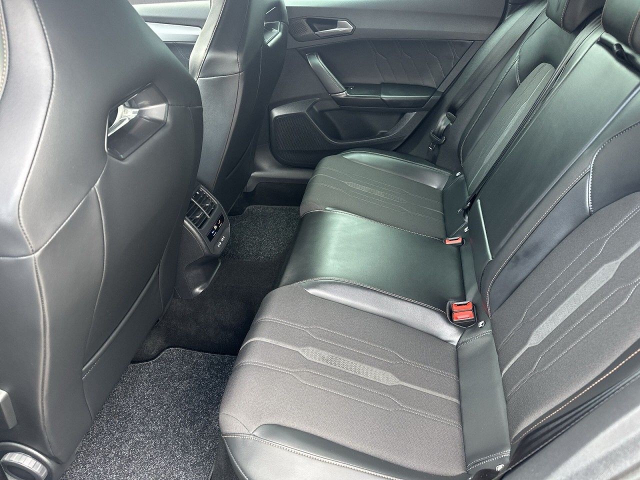 Fahrzeugabbildung CUPRA Leon 2.0 TSI 180 kW (245 PS) 7-Gang-DSG - mit KI generiert/bearbeitet