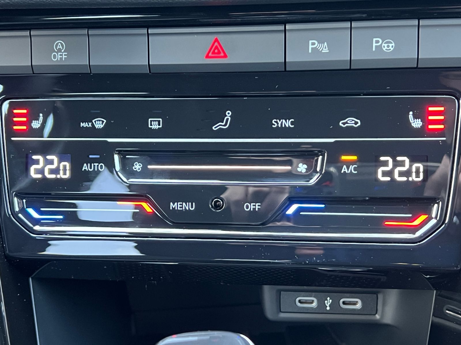 Fahrzeugabbildung Volkswagen T-Roc R-Line 1.5 TSI DSG *AHK, Pano, Black Style