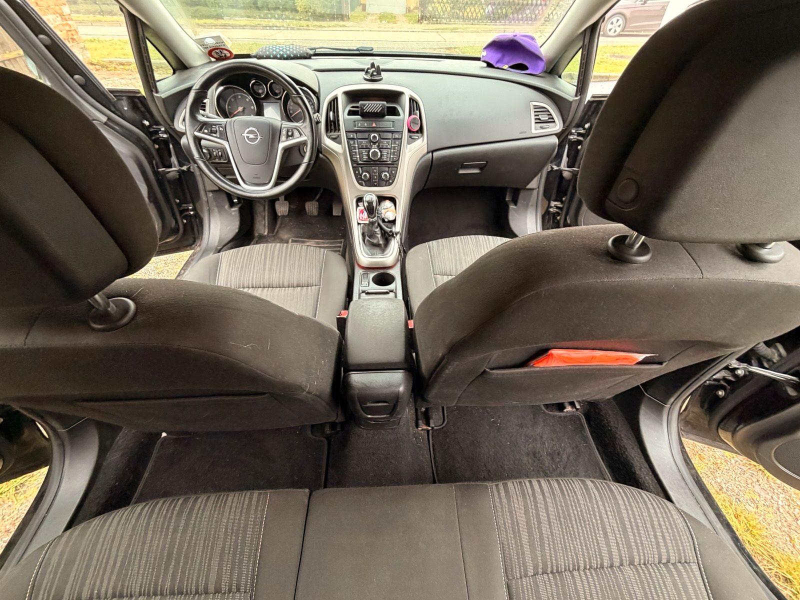 Opel Astra 2011 — photo 10