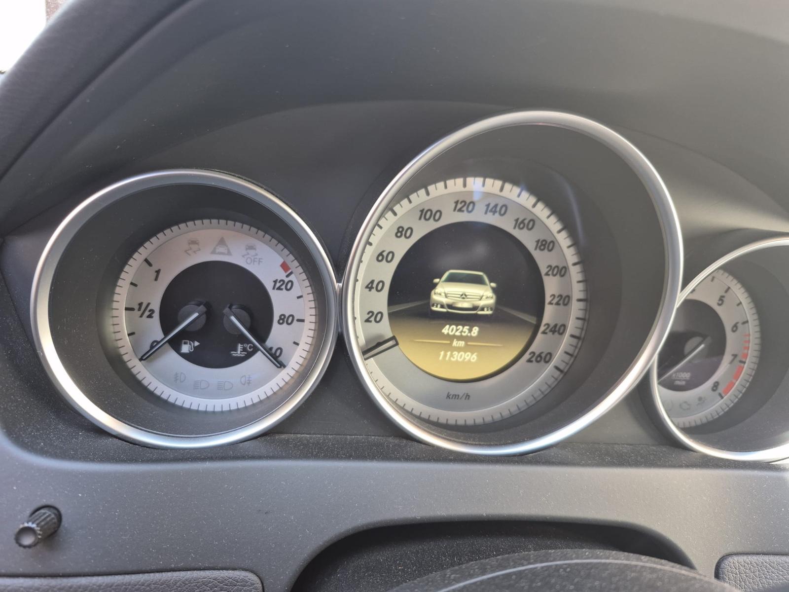Mercedes-Benz C200 2011 — салон