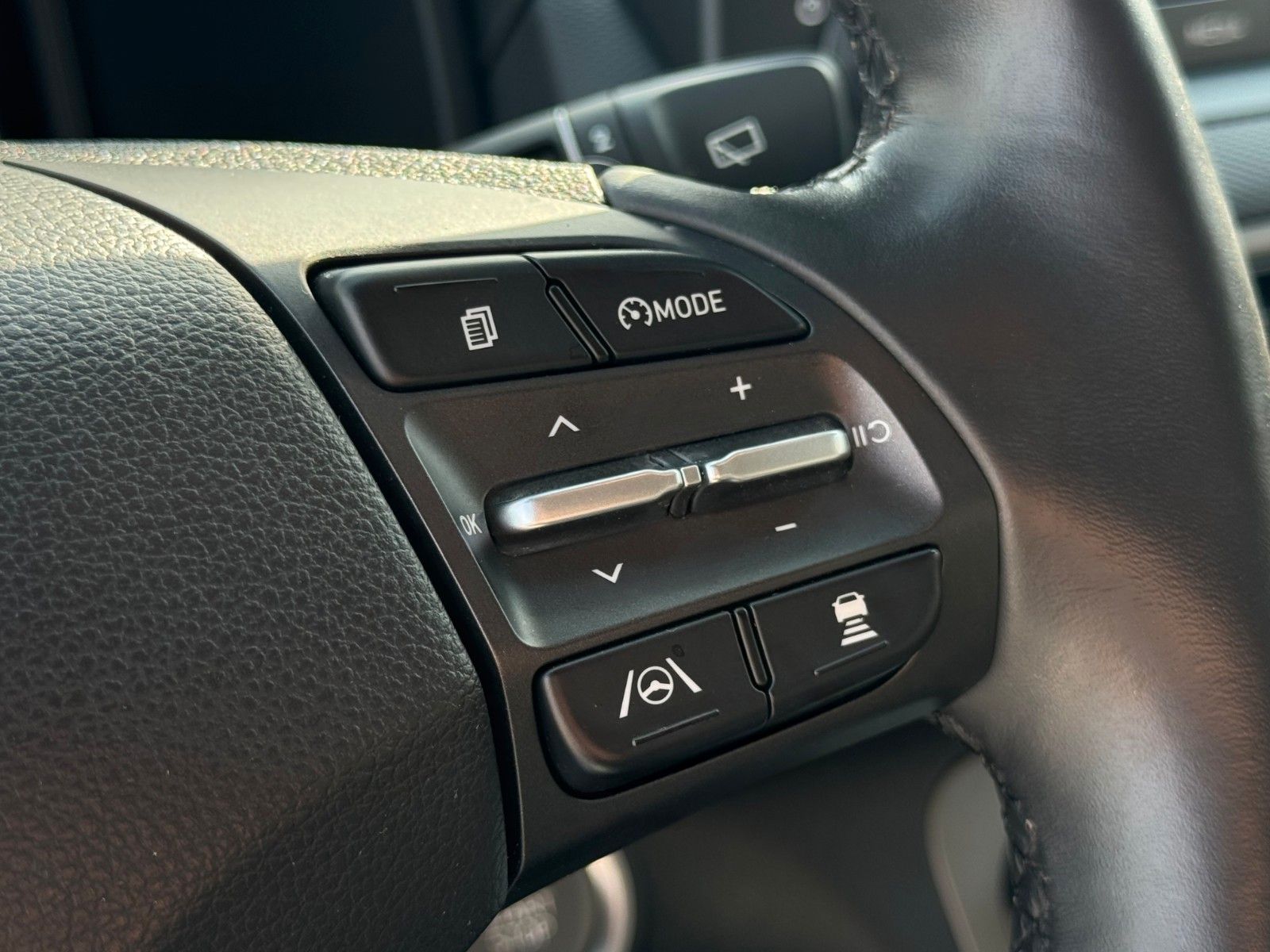 Fahrzeugabbildung Hyundai KONA E Select SHZ LHZ LKA ACC Navi CarPlay Wifi