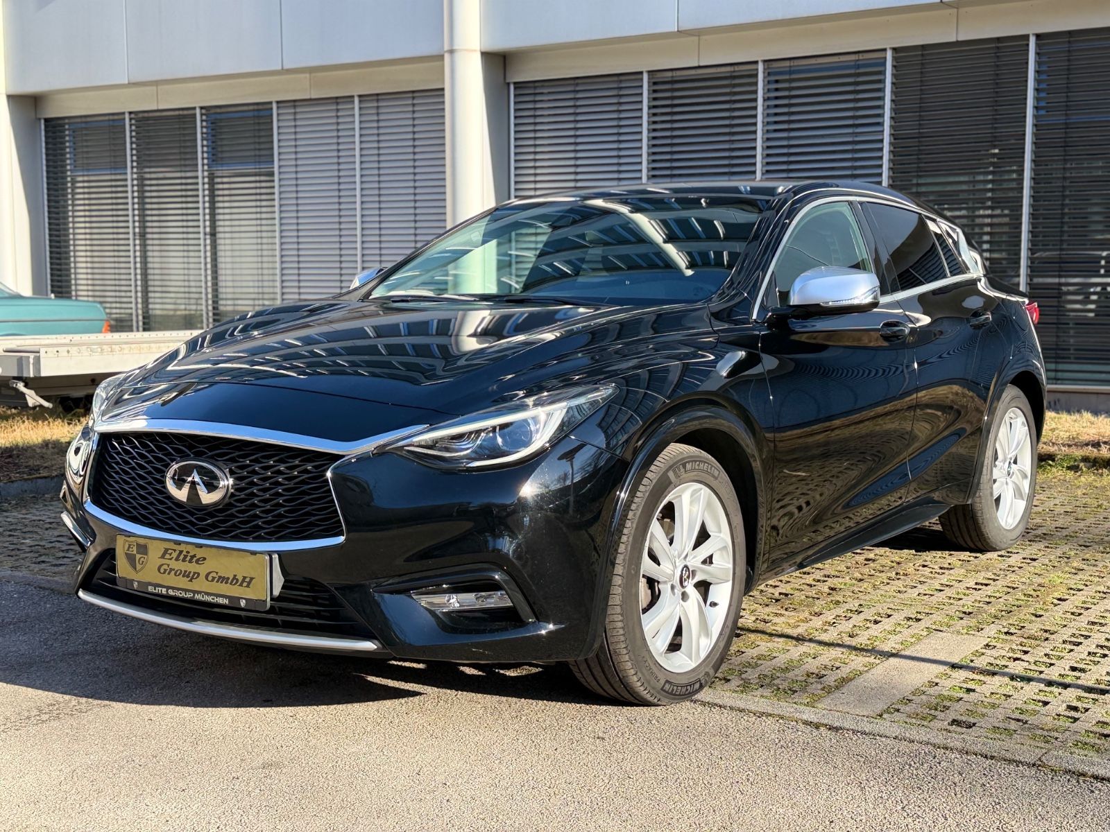 INFINITI Q30