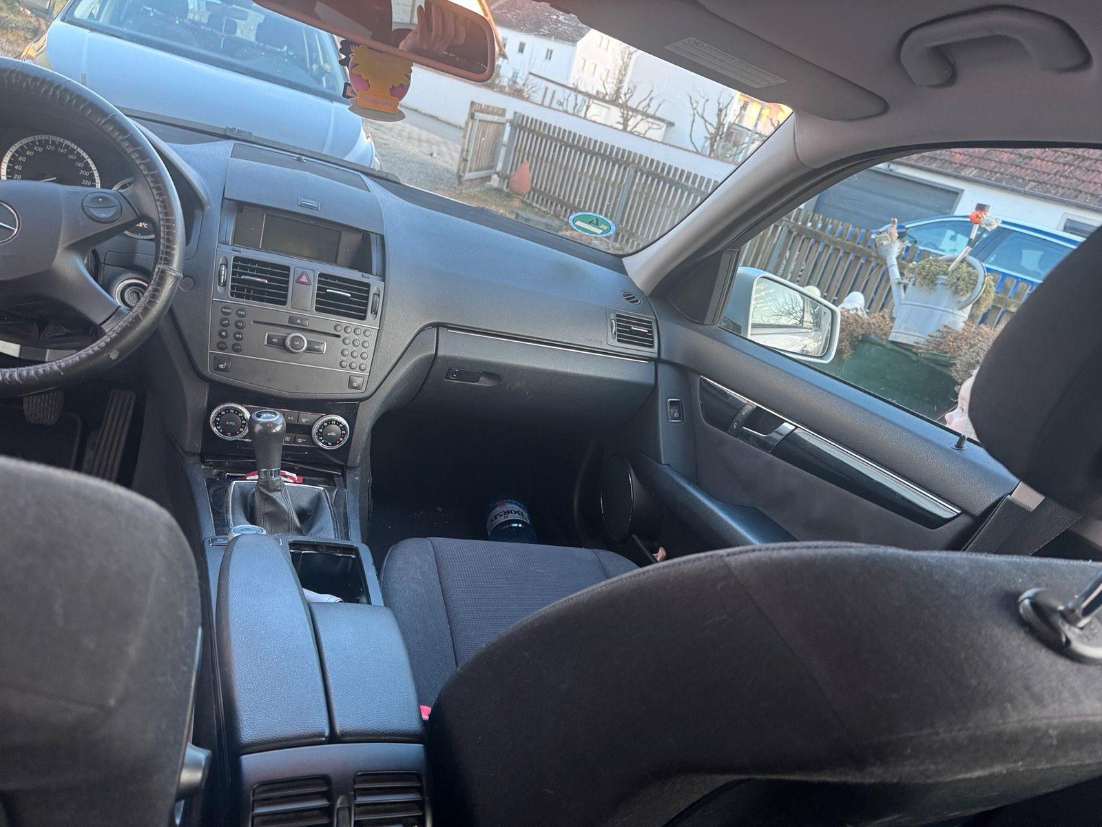 Mercedes-Benz C200 2010 — interior
