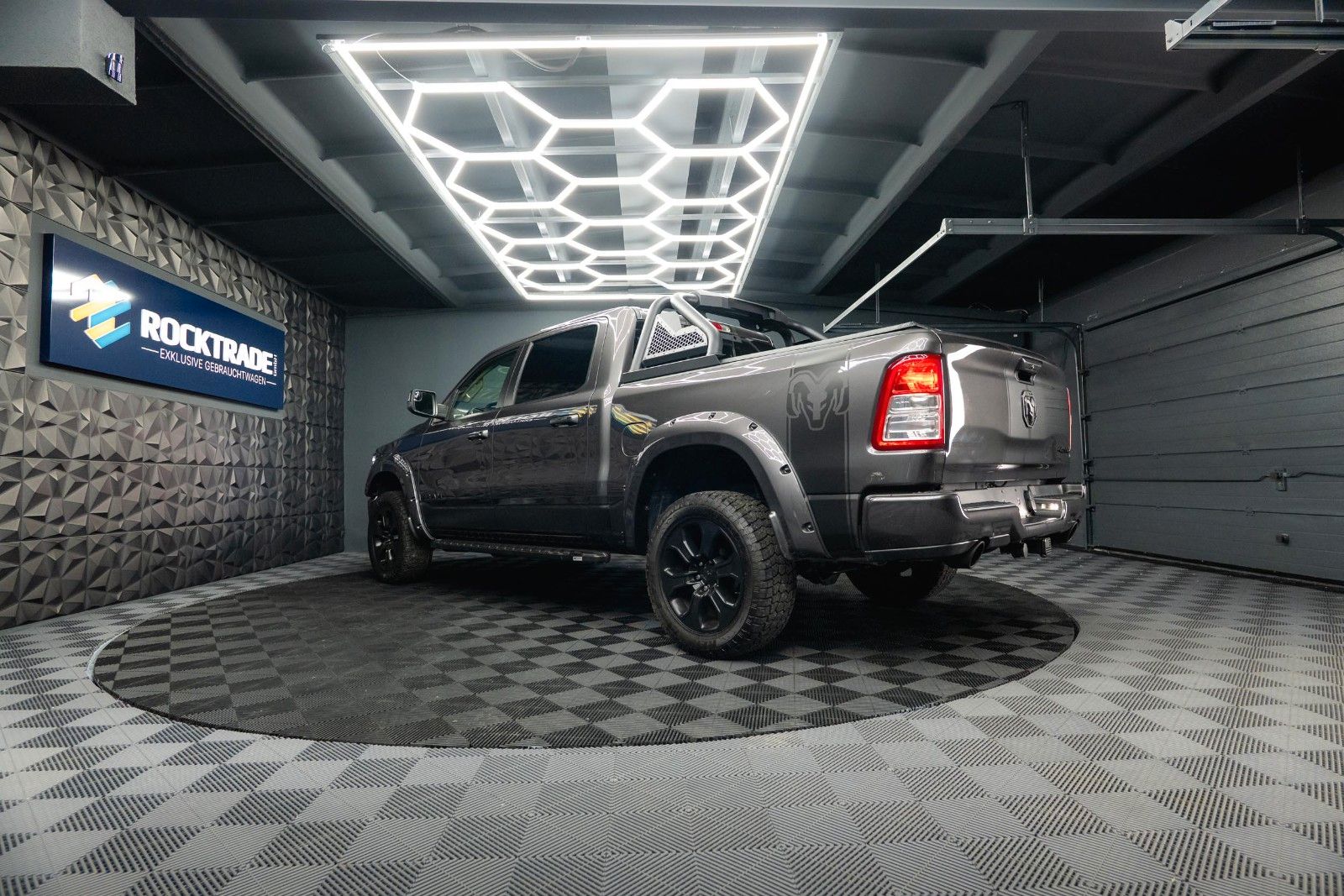 Fahrzeugabbildung Dodge RAM 5.7 V8 HEMI 4x4 OFFROAD Night-Paket *LED*