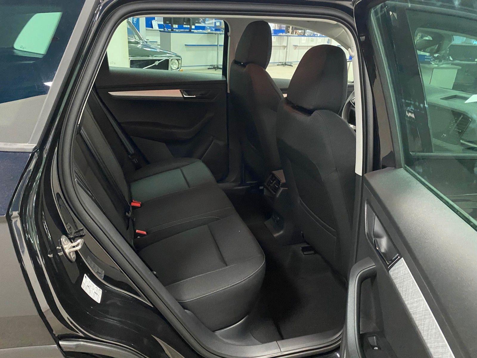Fahrzeugabbildung SKODA Karoq 1.5 TSI DSG Selection+AHK schwenk.+KAMERA+