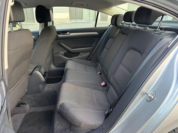 Volkswagen Passat - 11
