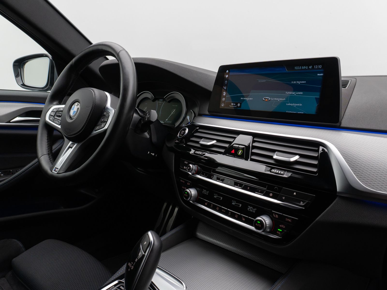 Fahrzeugabbildung BMW 530d xD M Sport Kamera HUD HiFi SoftCl Komfort