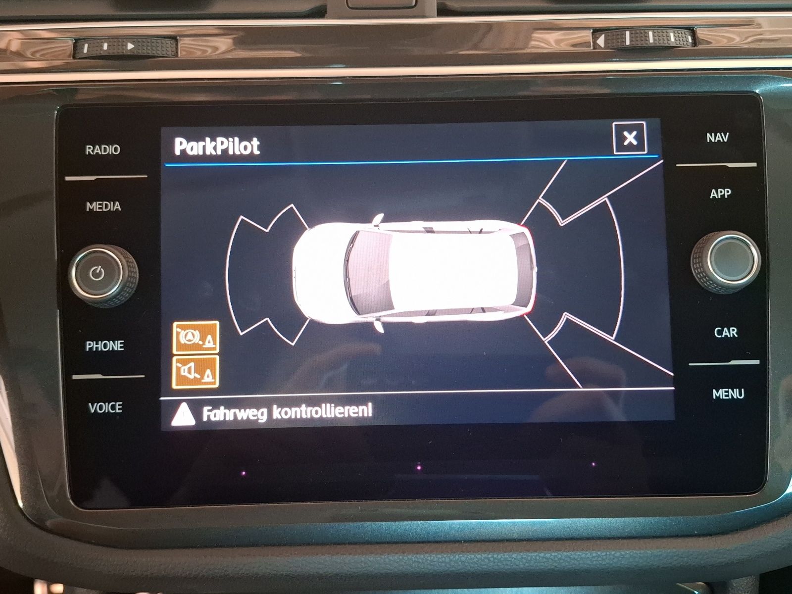 Fahrzeugabbildung Volkswagen Tiguan TSI Join LED AHK Navi HUD ACC PDC SH 19"