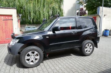 Fahrzeugabbildung Mitsubishi Pajero 3.2 DI-D Rallyeumbau mit Überrollkäfig
