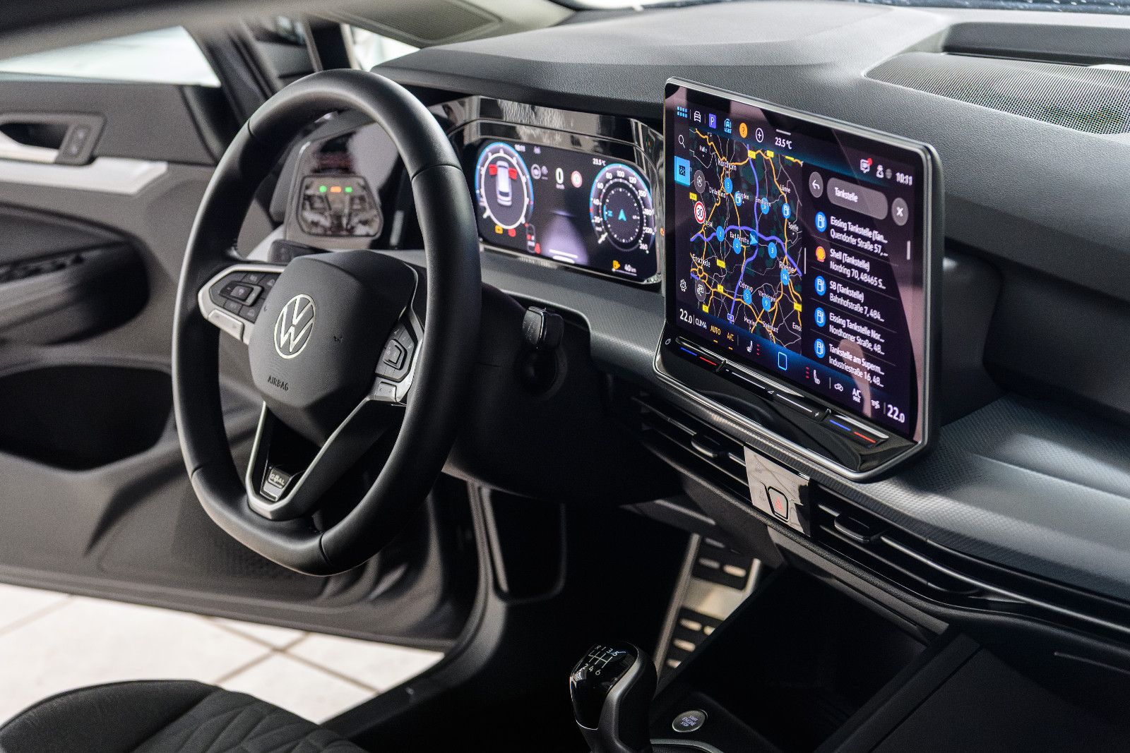 Fahrzeugabbildung Volkswagen Golf VIII Var. 1.5 TSI 110 kW+LED+AHK+GJR+TOTWIN