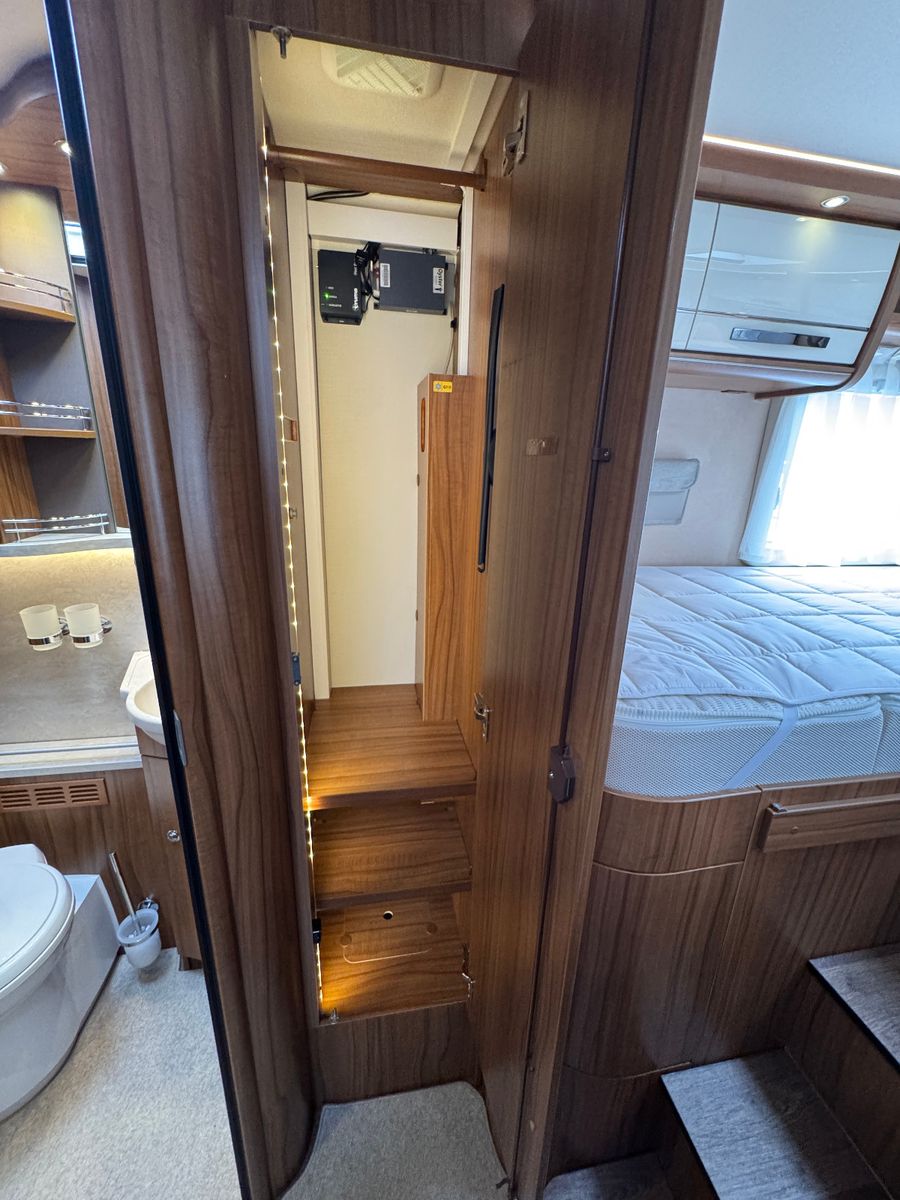 Fahrzeugabbildung HYMER / ERIBA / HYMERCAR B-KLASSE 680 STARLINE MB 3.0 D V6 HYD HÜBSTÜTZEN