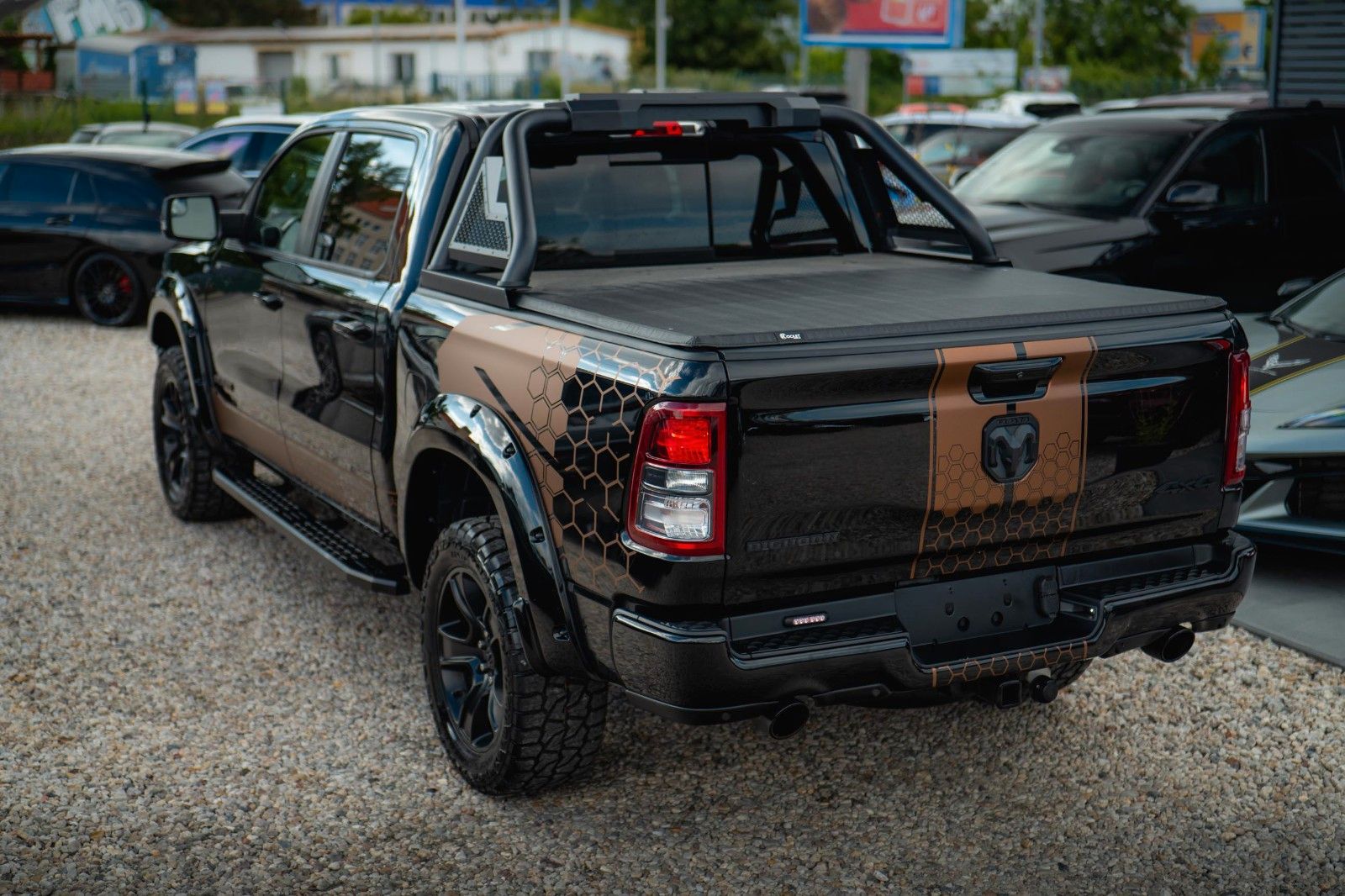 Fahrzeugabbildung Dodge RAM 5.7 V8 HEMI 4x4 Offroad Night-Edition LPG