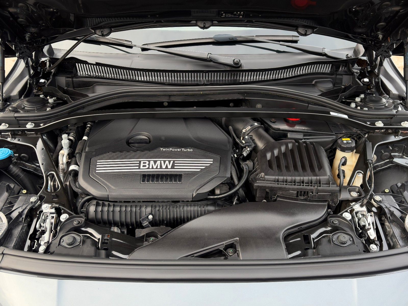 Fahrzeugabbildung BMW 120i Aut. Sport Line Shad HIFI CarPlay AHK SHZ