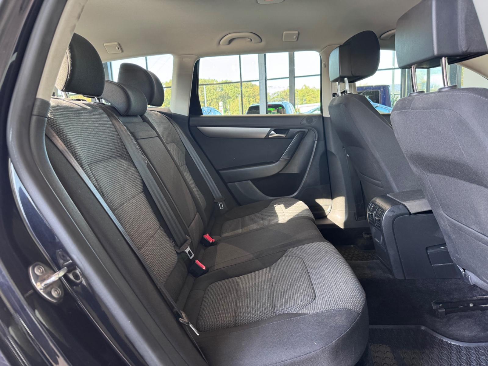 Volkswagen Passat 2010 — photo 29