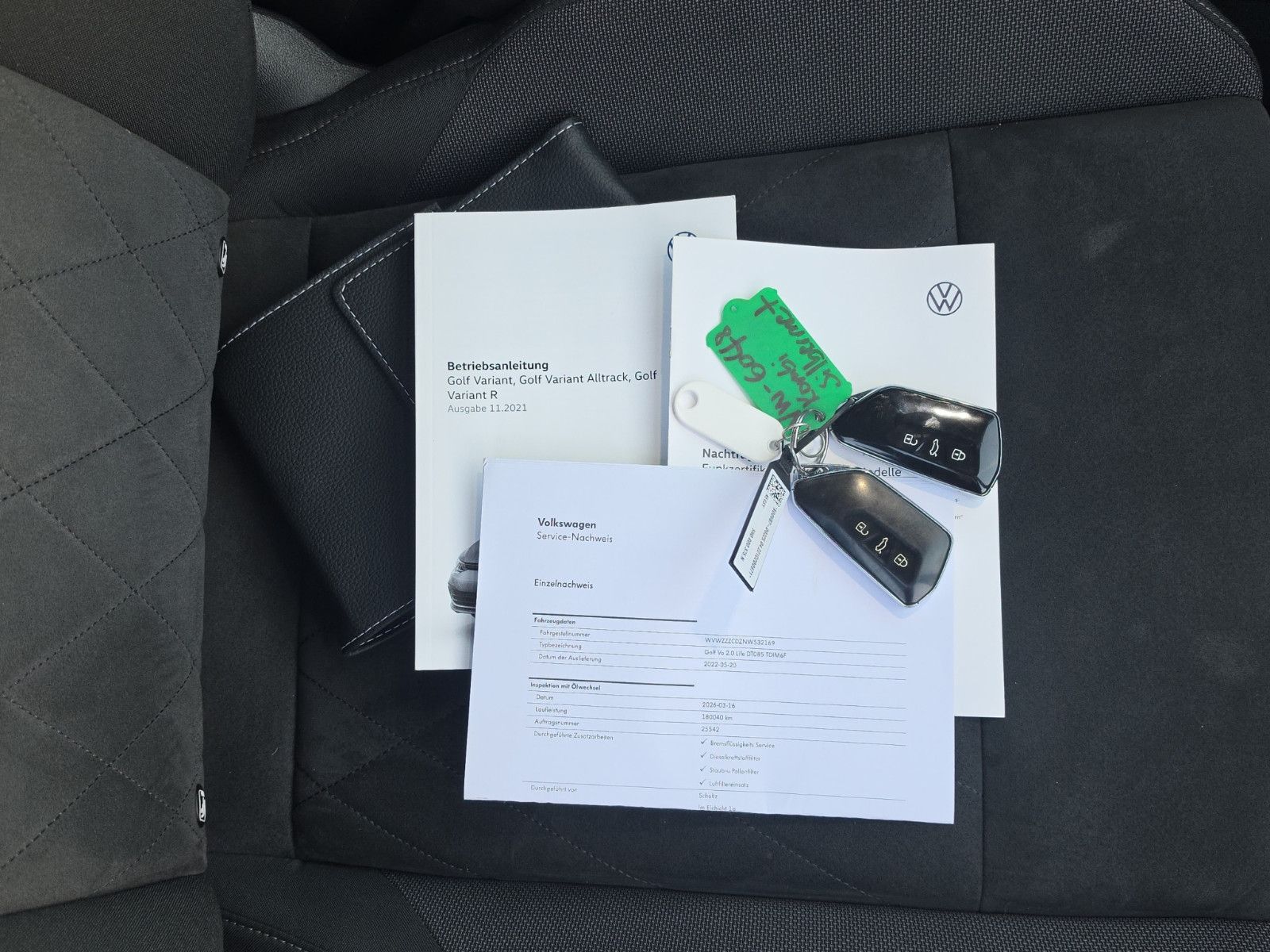 Fahrzeugabbildung Volkswagen Golf VIII Variant Life AHK ACC SHZ LED Apple Car