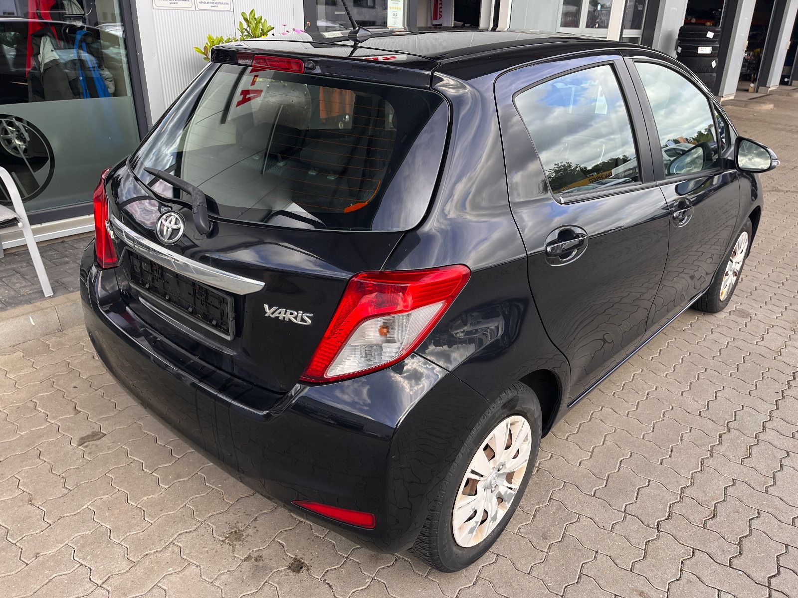 Fahrzeugabbildung Toyota Yaris Life Automatik / Frontschaden